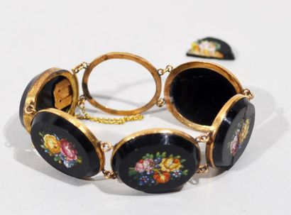 null Bracelet en métal doré composé de cinq médaillons d'onyx à décor de micro-mosaïques...