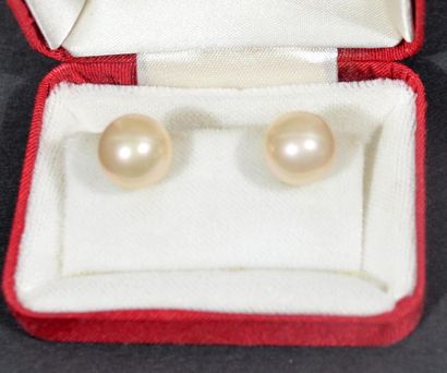 null Pair of silver ear studs with white cultured pearls - Total gross weight: 4,03...