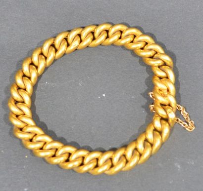 null Curblet in 18 K (750/oo) yellow gold, the clasp held by a safety chain - Weight:...