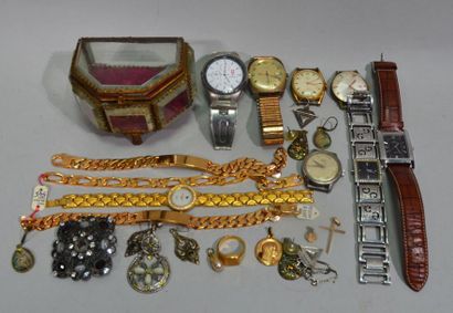 null Lot including costume jewellery (bracelets, earrings, etc) and watches (LIP,...