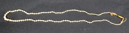 null Fin collier de perles probablement fines nouées avec fermoir en or jaune 18...