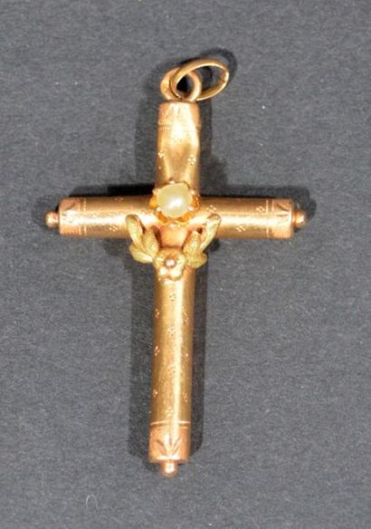 null Pendant Cross in 18 K (750/oo) yellow gold decorated in its center with a probably...