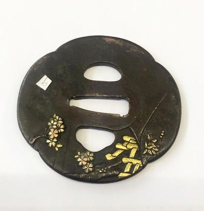 null Tsuba Mokko Gata en shibuichi à fond de nanako à décor incrusté en or d'un Samouraï...