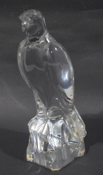 null BACCARAT. 
 Crystal eagle cast on a rock. Signed.
Height: 26 cm