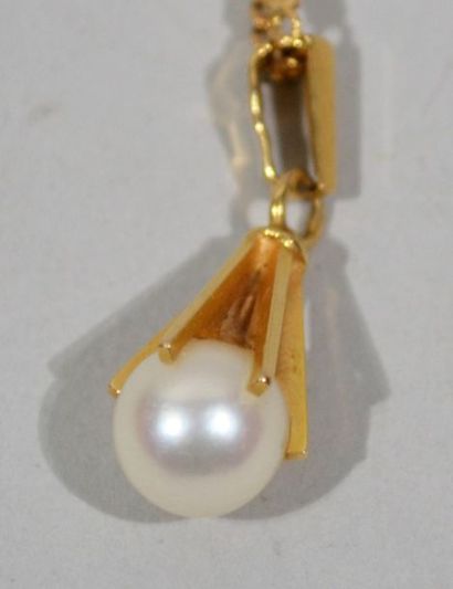 null PENDENTIF à monture en or jaune 18K (750/1000e) renfermant une perle dite Acoya,...