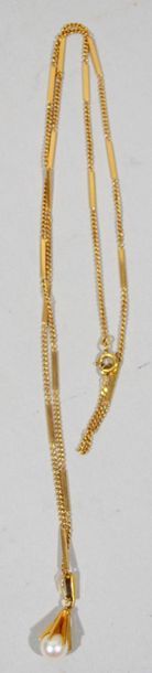 null PENDANT set in 18K (750/1000e) yellow gold containing a pearl known as Acoya,...