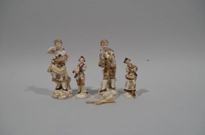 null GERMANY - THURINGIA - VOLKSTEDT
Pair of porcelain subjects representing a couple...