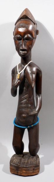 null STATUE in carved wood with patina representing a woman with belt and pearl necklace.
Baule...