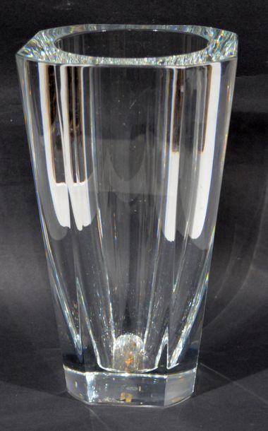 null BACCARAT. 
Vase en cristal moulé à pans coupés. Signé.
Hauteur: 29 cm