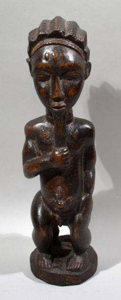 null STATUETTE en bois sculpté représentant un homme assis.
Travail Baoulé, Cote...