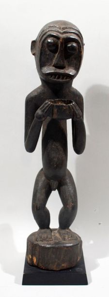 null SINGE MENDIANT en bois sculpté à patine noire.
Travail Baoulé, Cote d'Ivoire.
(Accidents...