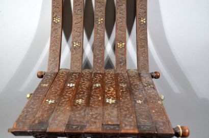 null SYRIE, XXème siècle
Chaise en bois sculpté et incrustations de nacre à décor...