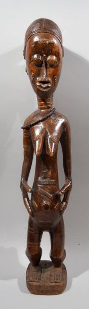 null STATUE en bois sculpté à patine brune représentant une femme au collier de perles.
Travail...