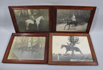 null Suite de quatre photographies en noir et blanc représentant des cavaliers dont...