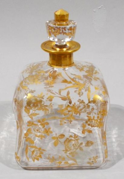 null BACCARAT in the taste of
Quadrangular glass bottle with golden painted decoration...
