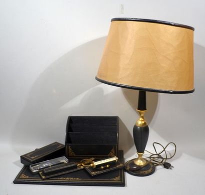 null LE TANNEUR
Necessaire de bureau en cuir noir doré au petit fer comprenant lampe...