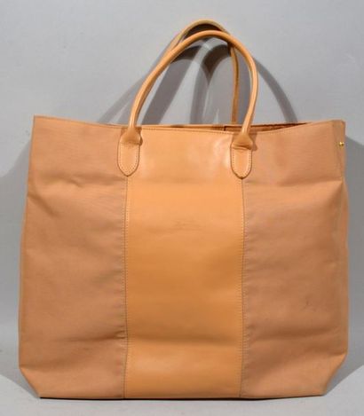 null LONGCHAMPS
Sac à main en toile et cuir beige
(quelques taches)
 47 x 48 cm 
On...