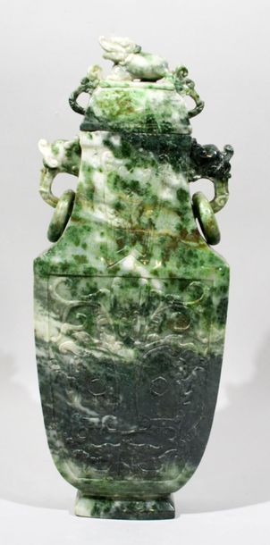 null CHINE , XXème siècle
Vase couvert à panse aplatie en jade sculpté d'un masque...