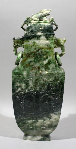 null CHINE , XXème siècle
Vase couvert à panse aplatie en jade sculpté d'un masque...