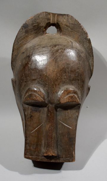 null MASQUE CASQUE en bois sculpté représentant un visage
Travail Baoulé, Cote d'Ivoire.
(Fentes)
37...