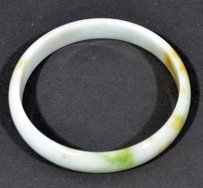 null Bracelet Jonc rigide en jade vert pâle veiné d'ocre - Chine, XXe siècle - Diamètre...