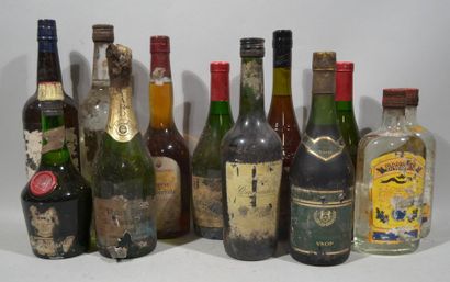 null Lot de 12 bouteilles d'alcools anciens dont: calvados, fine champagne, ratafia...