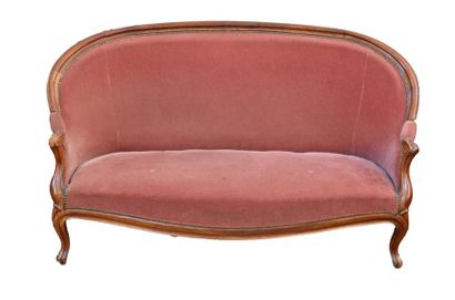 null Moulded mahogany BANQUETTE with basket back resting on arched legs. Parma velvet...