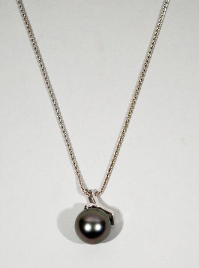 null 18K (750/1000e) white gold pendant set with four brilliants and a Tahitian pearl...