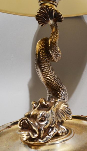 null LAMPE à pied en bronze argenté à décor d'un dragon.
XXème siècle
Hauteur : 53,5...