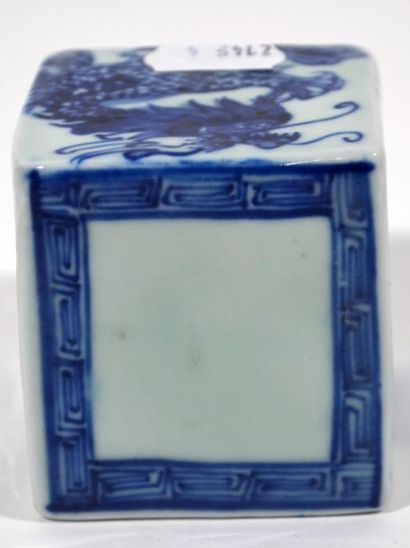 null SCEAU de forme cubique en porcelaine à décor peint de dragons en bleu et blanc....