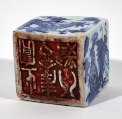 null SCEAU de forme cubique en porcelaine à décor peint de dragons en bleu et blanc....