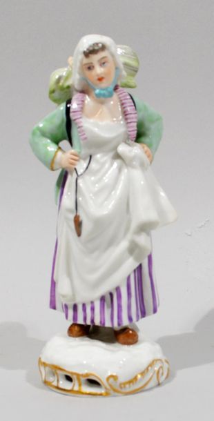 null MEISSEN. 
Figurine en porcelaine peinte représentant une jeune femme tenant...