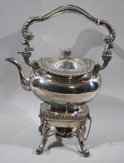 null Samovar en argent massif (800/1000) reposant sur un socle quadripode à enroulements,...