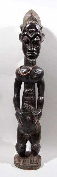null STATUE in carved wood with black patina representing a man with a pearl necklace.
Baule...