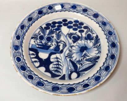 null DELFT : Plat de forme ronde en faience camaieu bleu à décor floral 
Epoque XIXe...