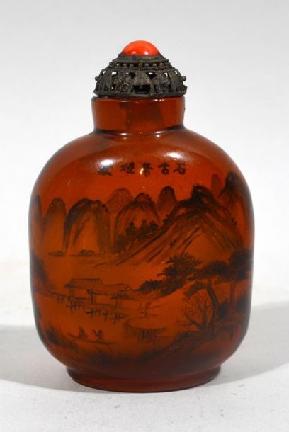 null CHINA
Snuffbox in smoked glass with painted decoration of the mountain interior,...