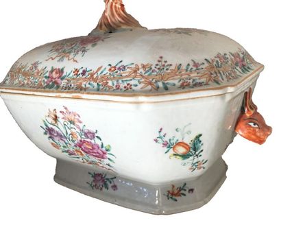 null CHINE, Style Compagnie des Indes, XIXe siècle
Soupière en porcelaine polychrome...