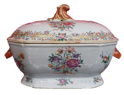 null CHINA, Compagnie des Indes style, 19th century
Soup tureen in polychrome porcelain...