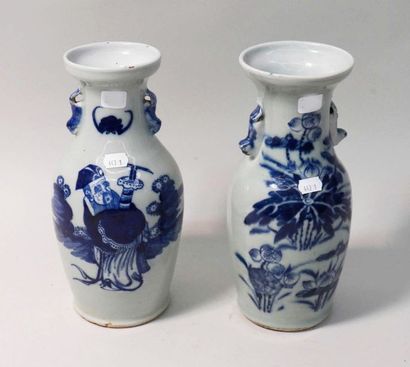 null Deux vases en porcelaine à décor en camaïeu bleu sur fond blanc de personnages...