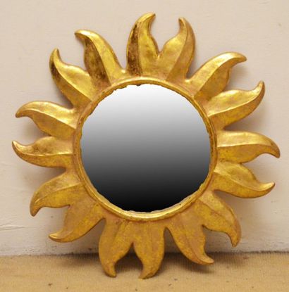 null In the taste of Line VAUTRIN
Sun mirror in golden wood.
Diam. 31 cm
