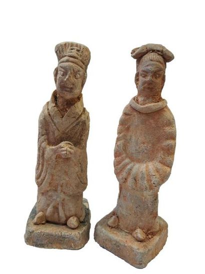 null CHINA
Terracotta Servers. 
(Trace of polychromy and signature)
Top. : 17 cm