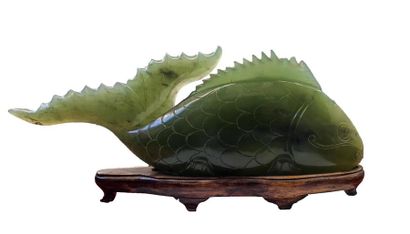 null Jade FISH on wooden base.
(Accidents)
Top. : 13 cm - Width : 30 cm