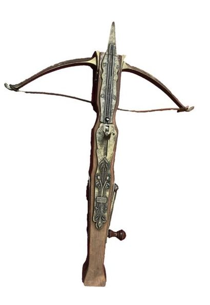 null Crossbow in wood and chiselled iron.
Length: 64.5 cm.
(Missing and accidents,...