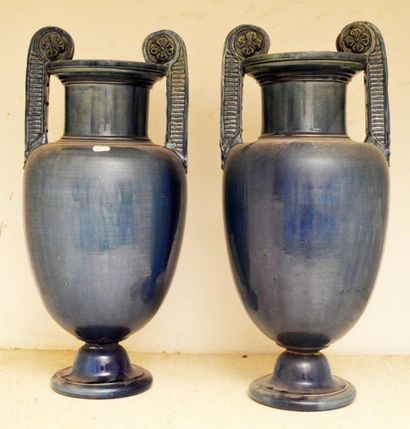 null Paire de vases émaillés bleu à anses.
Hauteur : 46 cm
(restaurations) 