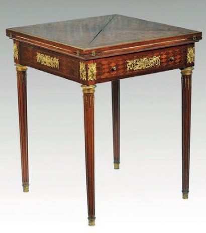 null Table à jeux dite "mouchoir". Style Louis XVI. Haut.: 76 cm - Larg.: 60 cm -...