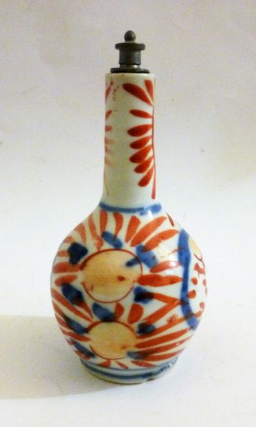 null Tabatière en forme de vase bouteille décorée en rouge et bleu de fleurs et rinceaux...