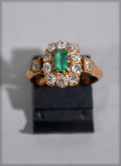 null 18 K (750/oo) yellow gold Marquise ring centered with an emerald in a setting...