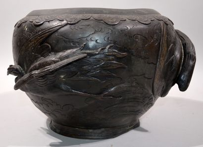 null JAPAN - MEIJI Period (1868 - 1912)

Bronze CACHE POT in brown patina with decoration...