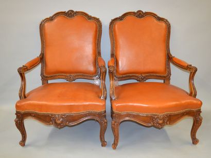 null CONTINUOUS TWO IMPORTANT "queen's" FABRICS in carved walnut with scrolled backrest,...