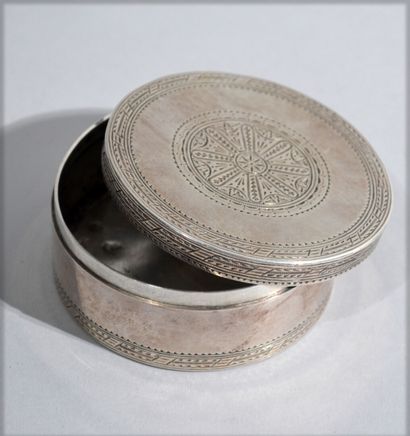 null Round solid silver box with chiselled decoration.

MO : Jean Francois Charles...